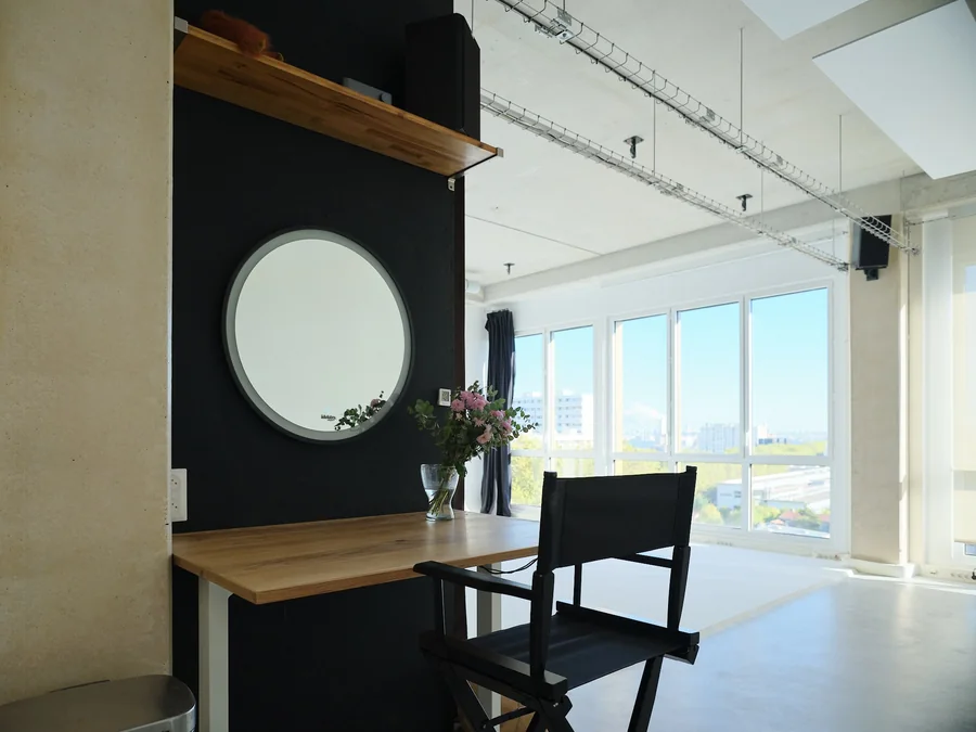 Styling area with table and mirror, opening onto the stage